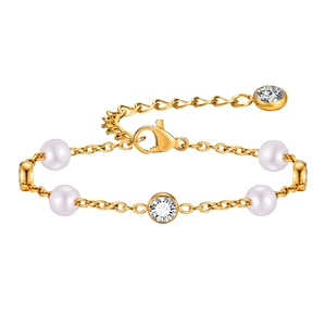 Bracciale in acciaio inossidabile dorato con perle e cristalli di zircone da donna su bianco