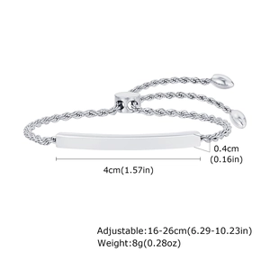 Détail d'un bracelet ajustable en acier inoxydable avec une plaque de 4cm gravée