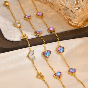 Goldenes Edelstahl-Armband-Set mit bunten Herz- und Blumenförmigen Kristallen