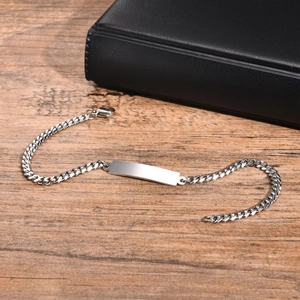 Vue détaillée du bracelet d'identité en acier argenté avec plaque rectangulaire polie