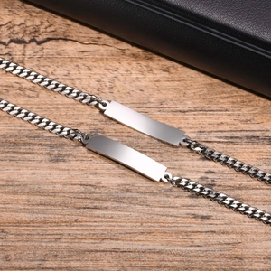 Vue détaillée de la plaque en acier poli sur des bracelets à chaîne cubaine plate