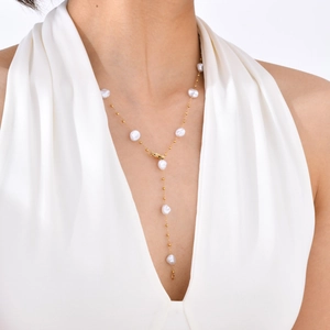 Elegant gold Y-shaped stainless steel necklace with baroque pearls on a female model