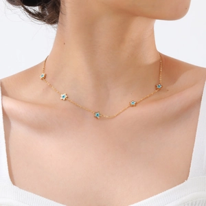Collana in acciaio inossidabile dorato con ciondoli a stella e motivi protettivi malocchio