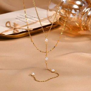 Collier Double Couche en Acier Inoxydable Élégant avec Künstliche Perle d'Imitation Blanche Forme de Y Pompon Plaqué Or Femme Bijoux