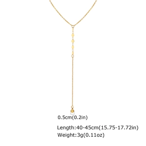 Dettaglio della collana a Y dorata con piccoli dischi rotondi e perla di metallo