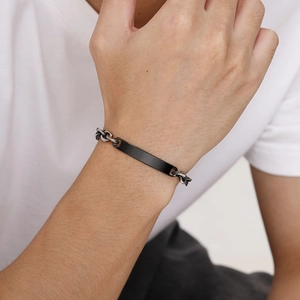 Détail du bracelet gourmette homme en acier inoxydable avec plaque d'identification courbe