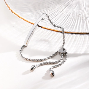 Bracelet ajustable en acier inoxydable avec barre courbée, fermoir à curseur et breloques