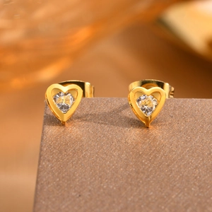 Eleganti orecchini a lobo a cuore d'oro con pietre di zirconia cubica trasparenti