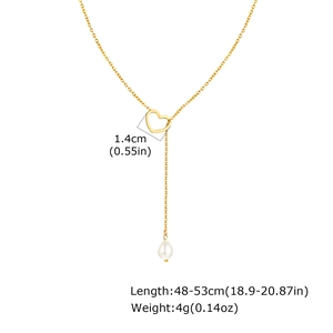 Detail der goldenen Y-Kette mit hohlem Herzanhänger und weißer Tropfenperle am Ende