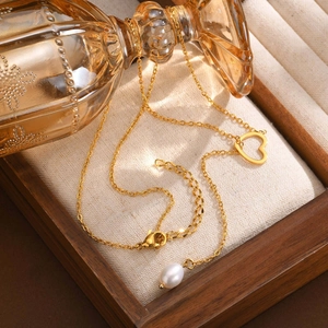 Detail der Goldherz-Anhänger und Barockperle auf einer Edelstahl Y-Halskette in Gold