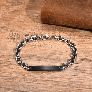 Bracelet chaîne en acier inoxydable avec plaque noire rectangulaire sur bois