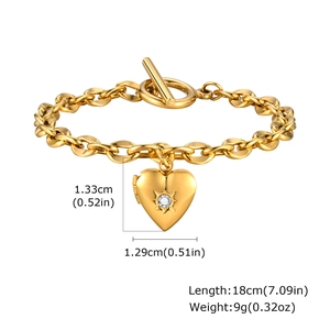 Dettaglio del bracciale a cuore dorato con zircone e chiusura a levetta classica