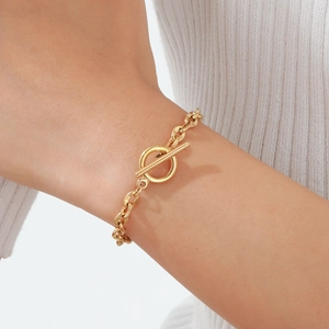 Dettaglio del bracciale a catena in acciaio inossidabile dorato con chiusura a T