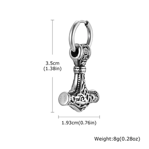 Vue détaillée de la boucle d'oreille Marteau de Thor avec dimensions 3,5cm et poids 8g