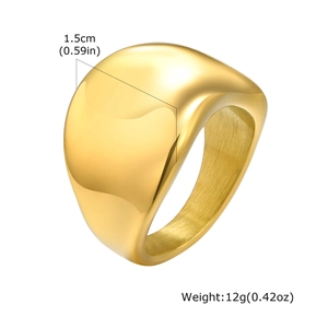 Détail montrant la largeur de 1,5 cm et le poids de 12 g de la bague irrégulière en acier doré