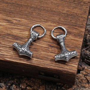Vue détaillée de boucles d'oreilles marteau de Thor en acier avec runes nordiques