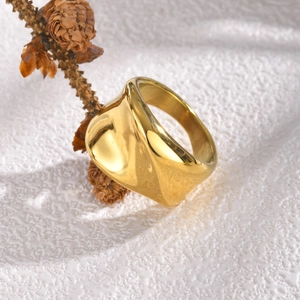 Détail macro d'une bague dorée aux formes irrégulières et à la finition polie
