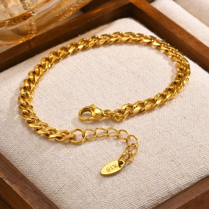 Dettaglio del bracciale a catena dorata con marchio K18 e chiusura a moschettone sicura