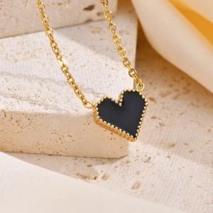 Goldene Edelstahl Halskette mit schwarzem Herzanhänger und elegantem Perlenrand