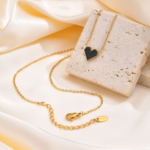 Goldene Edelstahlkette mit schwarzem Herzanhänger und elegantem Milgrain-Rand-Design