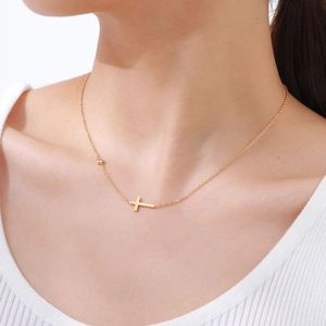 Goldene Halskette aus Edelstahl mit horizontalem Kreuzanhänger und weißem Zirkonia-Stein