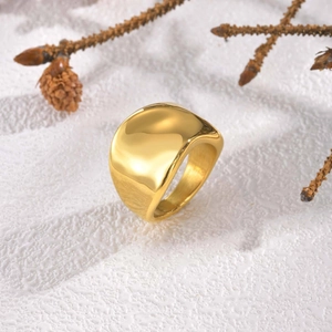 Bague bombée dorée en acier inoxydable avec design géométrique irrégulier poli