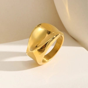 Bague géométrique irrégulière en acier inoxydable doré avec surface large polie
