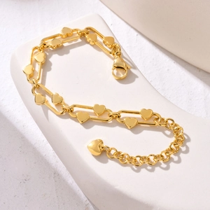 Détail du bracelet cœur en acier inoxydable doré avec fermoir mousqueton et maillon ajustable