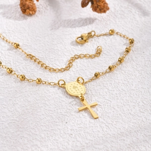 Détail du bracelet chapelet doré en acier avec médaille de la Vierge et breloque croix