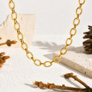 Collier à gros maillons texturés en acier inoxydable doré 18 carats avec anneaux ovales