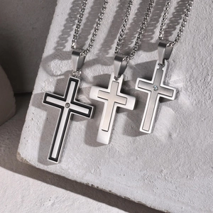 Détails de trois pendentifs croix en acier inoxydable avec diverses textures et zircons