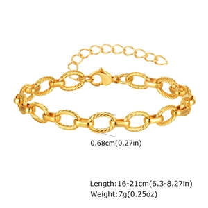 Détail d'un bracelet doré à maillons avec largeur de 0,68 cm et fermoir ajustable