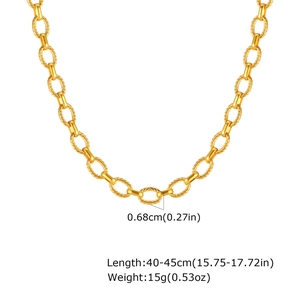 Détail du collier à maillons dorés avec largeur de 0,68 cm et longueur de 40-45 cm spécifiée