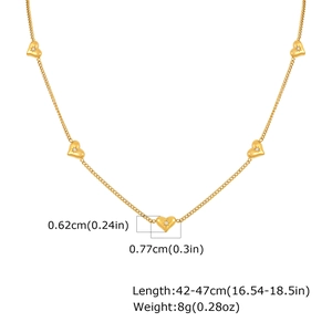 Détails du collier en acier doré avec cinq pendentifs cœurs en zircon et dimensions précises