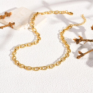 Vue détaillée du collier à maillons dorés texturés avec fermoir mousqueton robuste