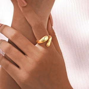 Détail d'une bague géométrique dorée à trois couches en forme de goutte d'eau