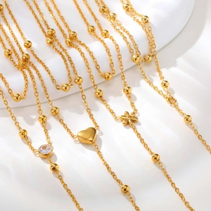 Collier en Y double rang en acier inoxydable doré avec pendentifs cœur et fleur élégants