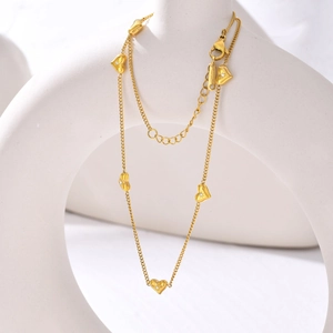 Collier doré en acier inoxydable avec cinq pendentifs coeurs et zircons brillants