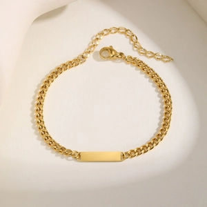 Détail du bracelet gourmette en acier inoxydable doré avec fermoir mousqueton ajustable