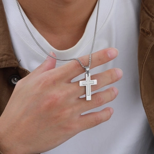 Collier double croix en acier inoxydable argenté pour homme porté avec une chaîne fox carrée