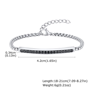 Détail du bracelet zircon avec dimensions et fermoir mousqueton sur fond blanc neutre