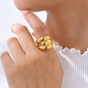 Bague large dorée en acier inoxydable poli avec design géométrique à trois couches ondulées