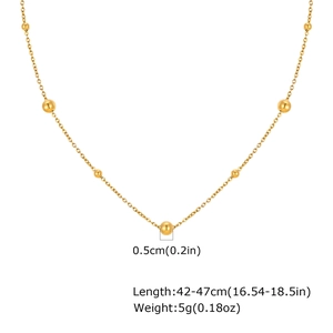 Détail du collier à billes dorées montrant les perles de 0,5 cm et la longueur 42-47 cm