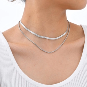 Ensemble de colliers double rang argentés avec maille serpent et torsadée sur mannequin