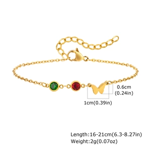Détails du pendentif papillon doré avec oxydes de zirconium sur une chaîne à maillons