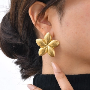 Élégantes boucles d'oreilles fleurs dorées nervurées pour femmes au style vintage chic