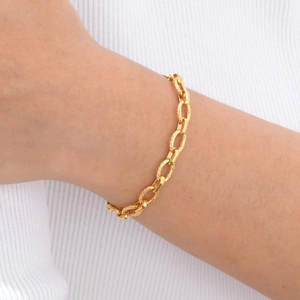 Bracelet chaîne minimaliste en acier inoxydable doré gaufré sur le poignet