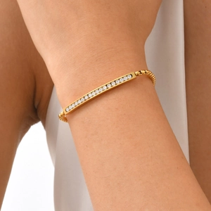 Bracelet minimaliste en acier doré 18 carats avec zircons et chaîne à perles sur poignet