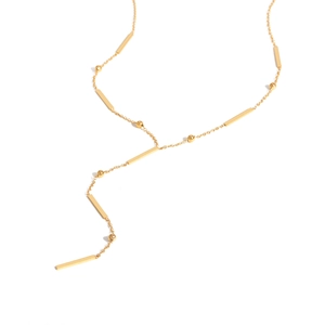 Collier en Y doré en acier inoxydable avec pendentifs barres polies et perles sur fond blanc
