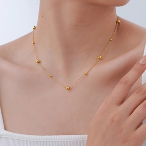 Collier minimaliste en or pour femme avec perles polies sur une fine chaîne à maillons